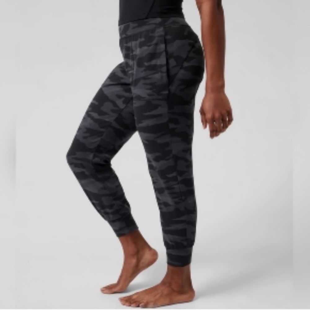 Athleta Salutation Camo Jogger - XSP
